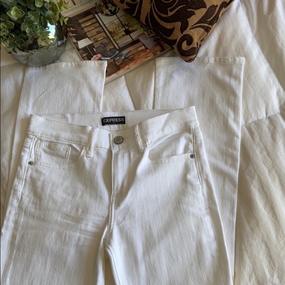 🆕 Express ~ Mid Rise Barley Boot Jeans - Picture 3 of 3